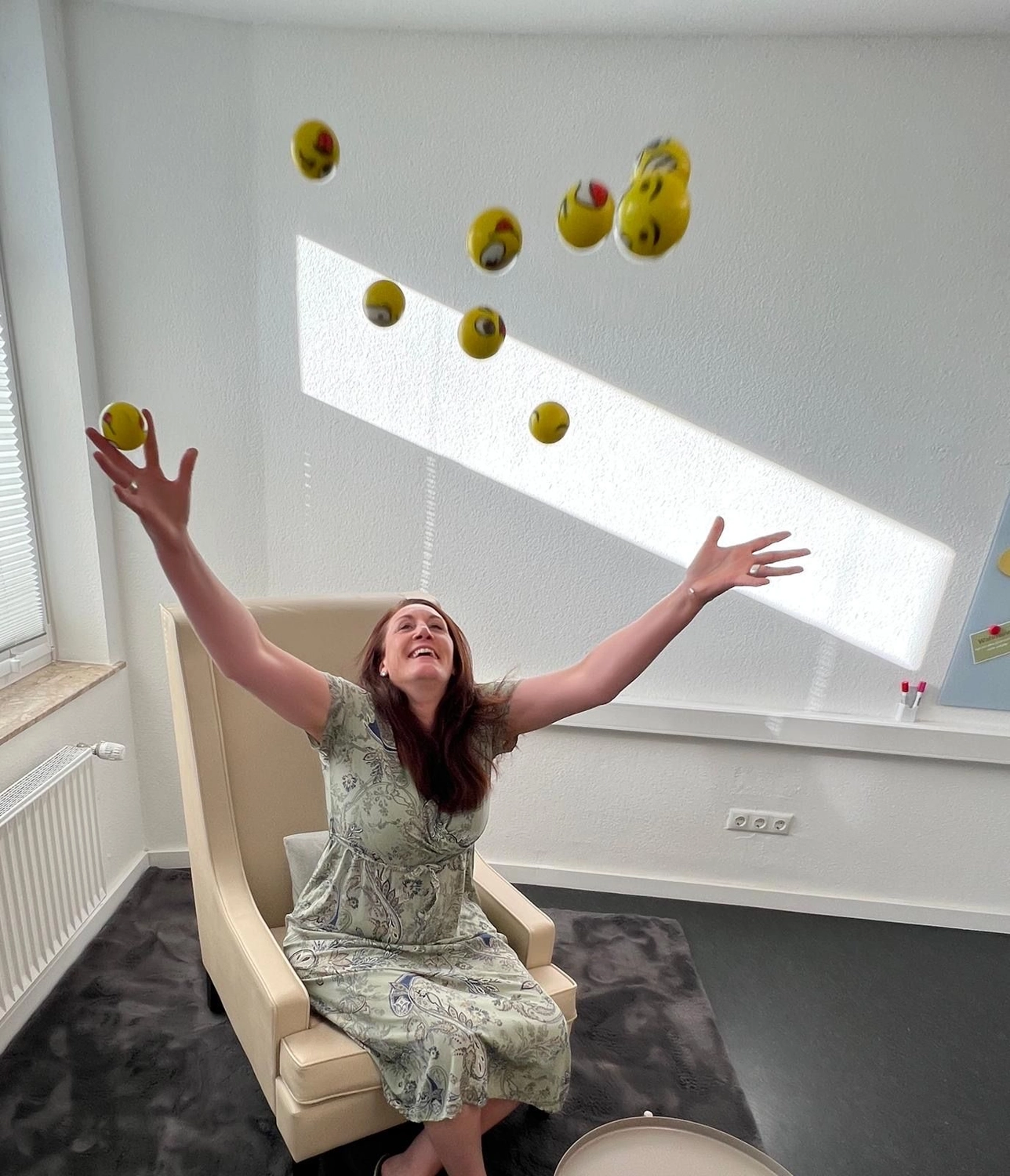 stress.coaching - Hypnose, Coaching, Seminare - Eine Frau spielt mit Smiley-Bällen