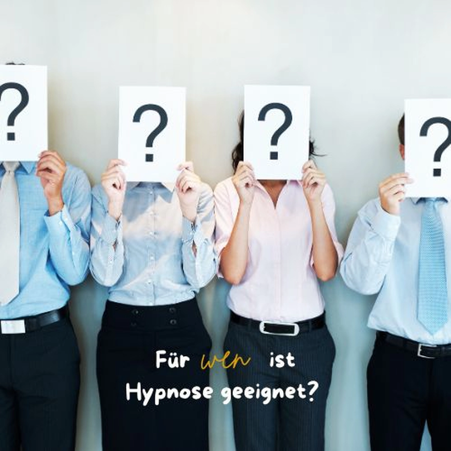 stress.coaching - Hypnose, Coaching, Seminare - Vier Personen in Geschäftskleidung halten Zettel hoch, auf denen große Fragezeichen über ihren Gesichtern prangen.