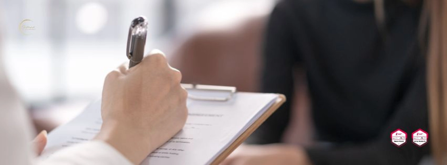 stress.coaching - Hypnose, Coaching, Seminare - Person, die einen Stift über ein Dokument hält