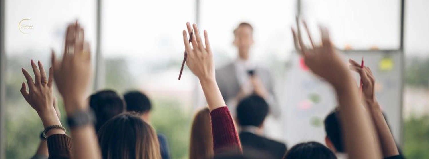 stress.coaching - Hypnose, Coaching, Seminare - Teilnehmer, die während eines Seminars oder Workshops zum Thema Stressmanagement und Coaching die Hand heben.